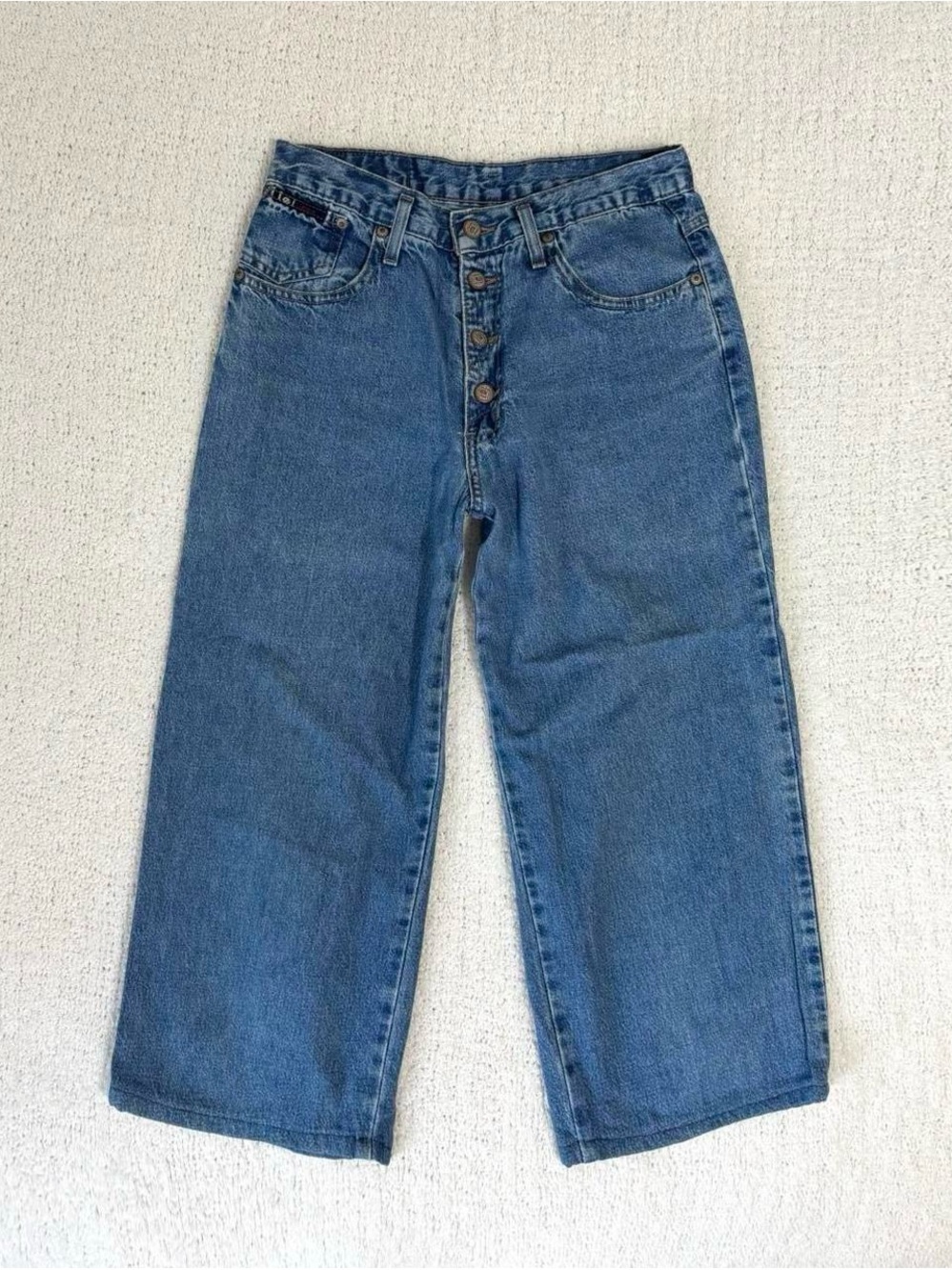 l.e.i mid rise flare capris with 4 button detail
